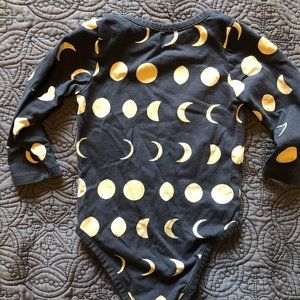 VGUC Monica + Andy 9-12mo Long sleeve Jack and Jill Bodysuit in Moon phases
